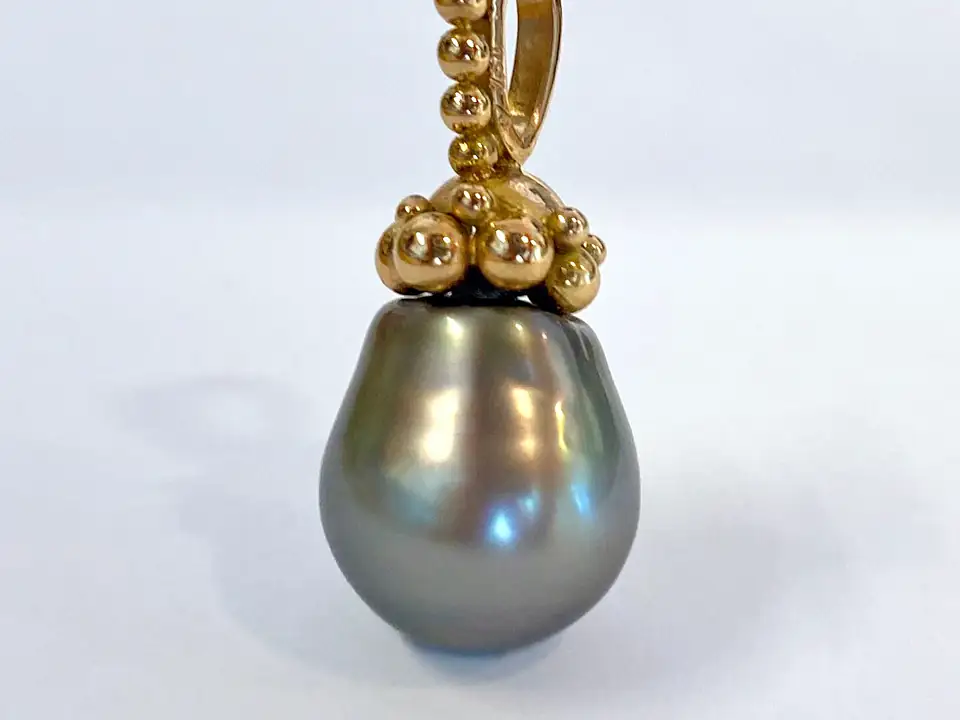 Gold pendant with a dark Tahitian pearl and gold beads